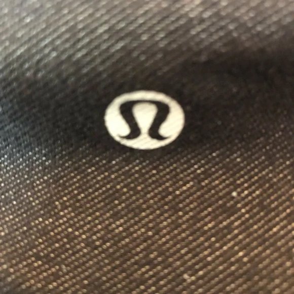 Black Lululemon crops 12 capris - Picture 7 of 7